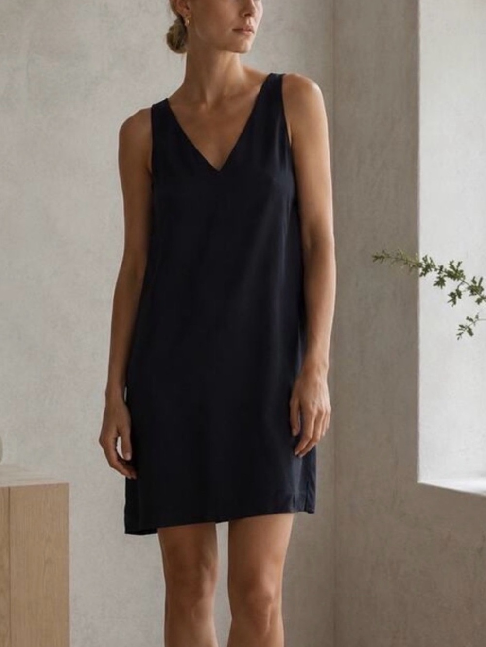 Aritzia Wilfred Classic V-Neck Slip Shift Dress in Black